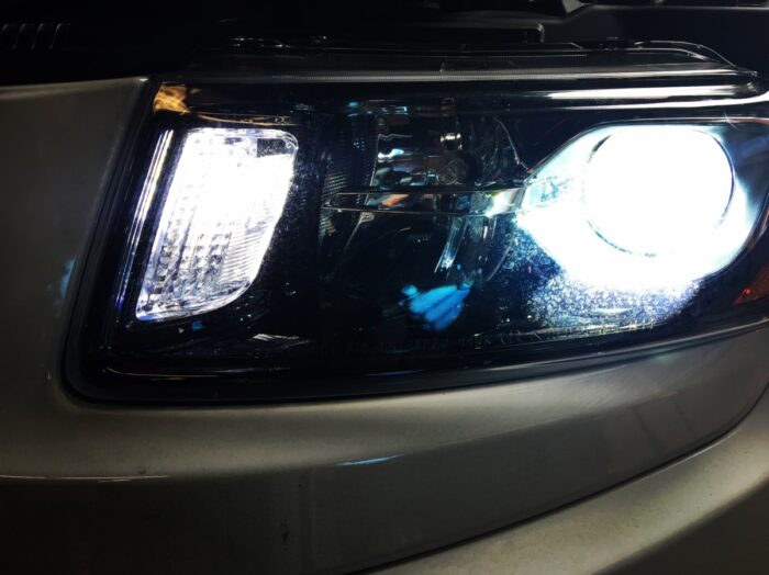 Jeep Grand Cherokee 6000k HYLUX HID System with LumaWerx LW30 Turn Signals in Pure White